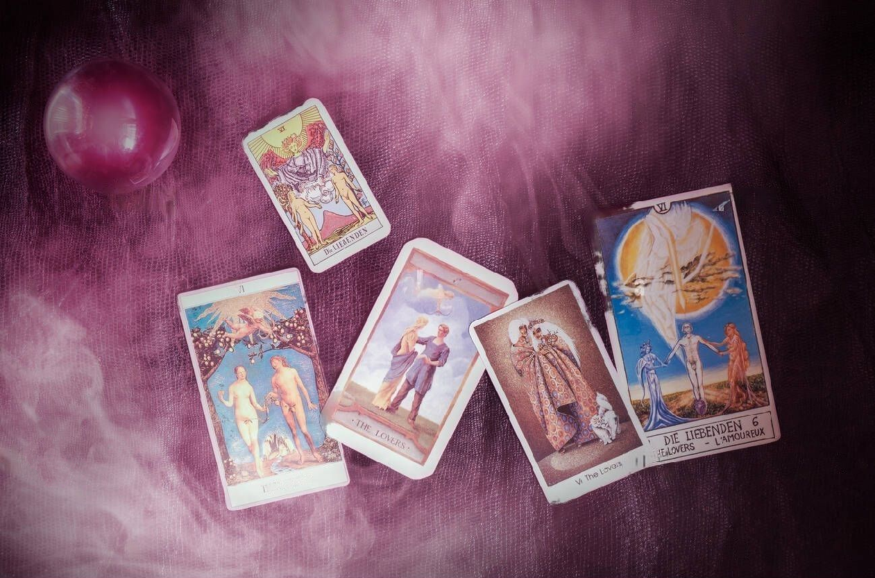 Ý nghĩa và Tips của việc đọc bài Tarot tình yêu